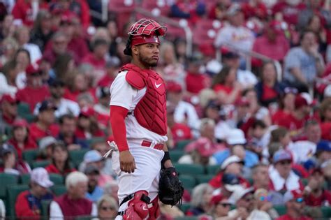 Willson Contreras exits early, but honors Yadier Molina in home opener